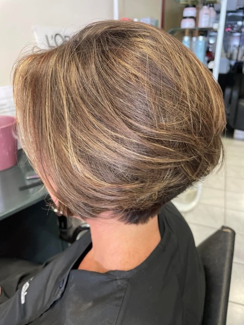 Carré plongeant brun avec reflets — coupe et coiffage